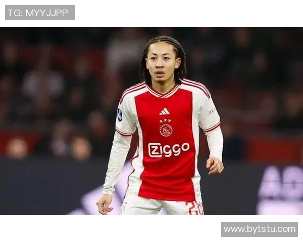 足球巨星无奈时刻:梦想与现实之间的挣扎与坚持 足球巨星无奈时刻:梦想与现实之间的挣扎与坚持